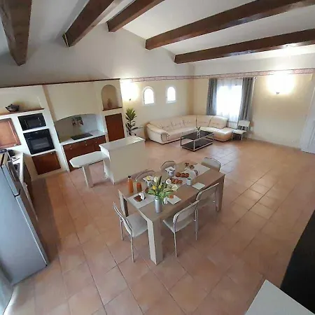 Villa Avec A Pied Et Grande Piscine