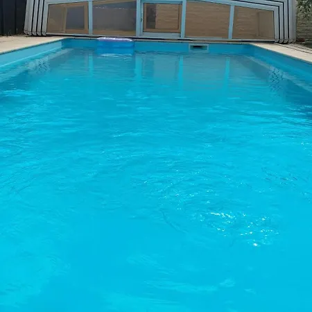 Avec A Pied Et Grande Piscine Сент-Мари-ла-Мер